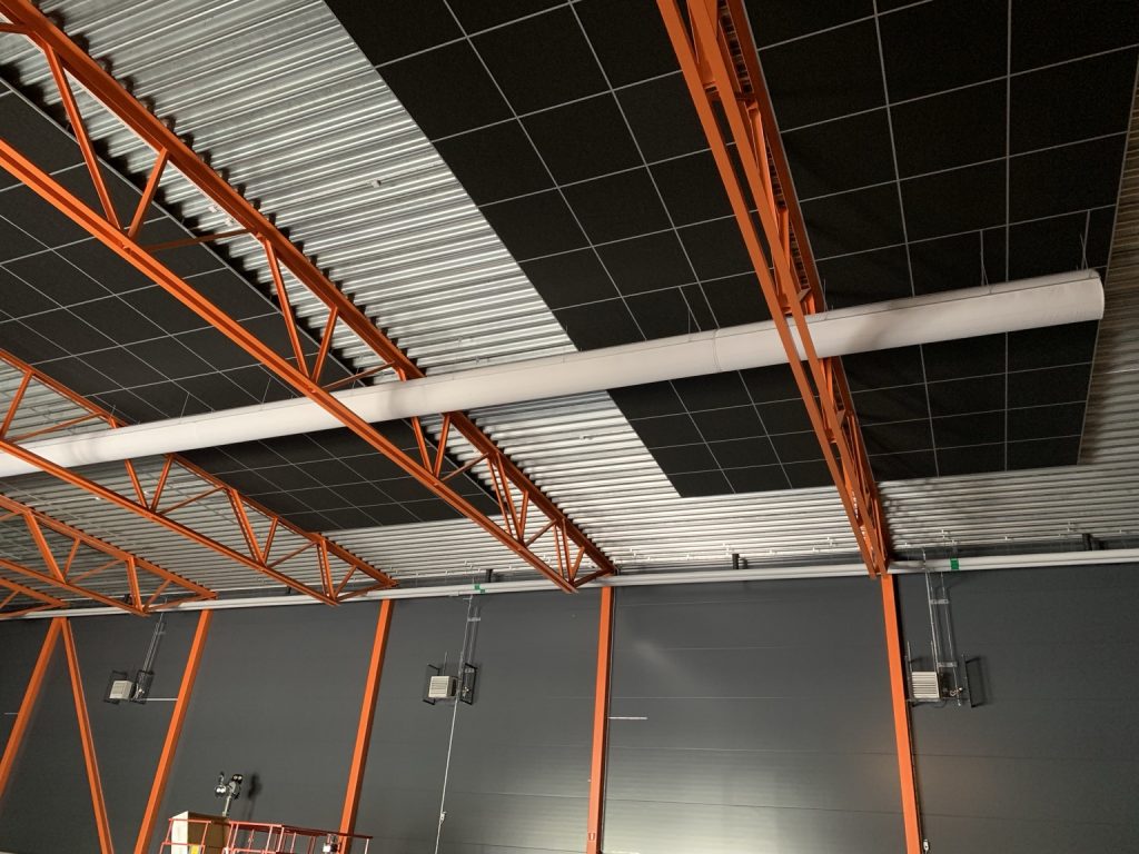 Padelhall i Kumla Akustikplattor i taket på en padelhall i Kumla