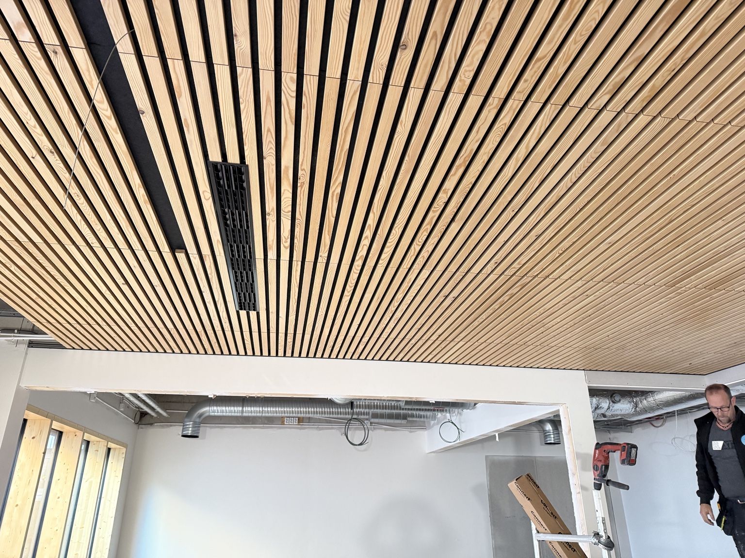 Spannremmen – vårdcentral i Kumla Montage av ribbpaneler från Aikkon i taket på Spannremmen