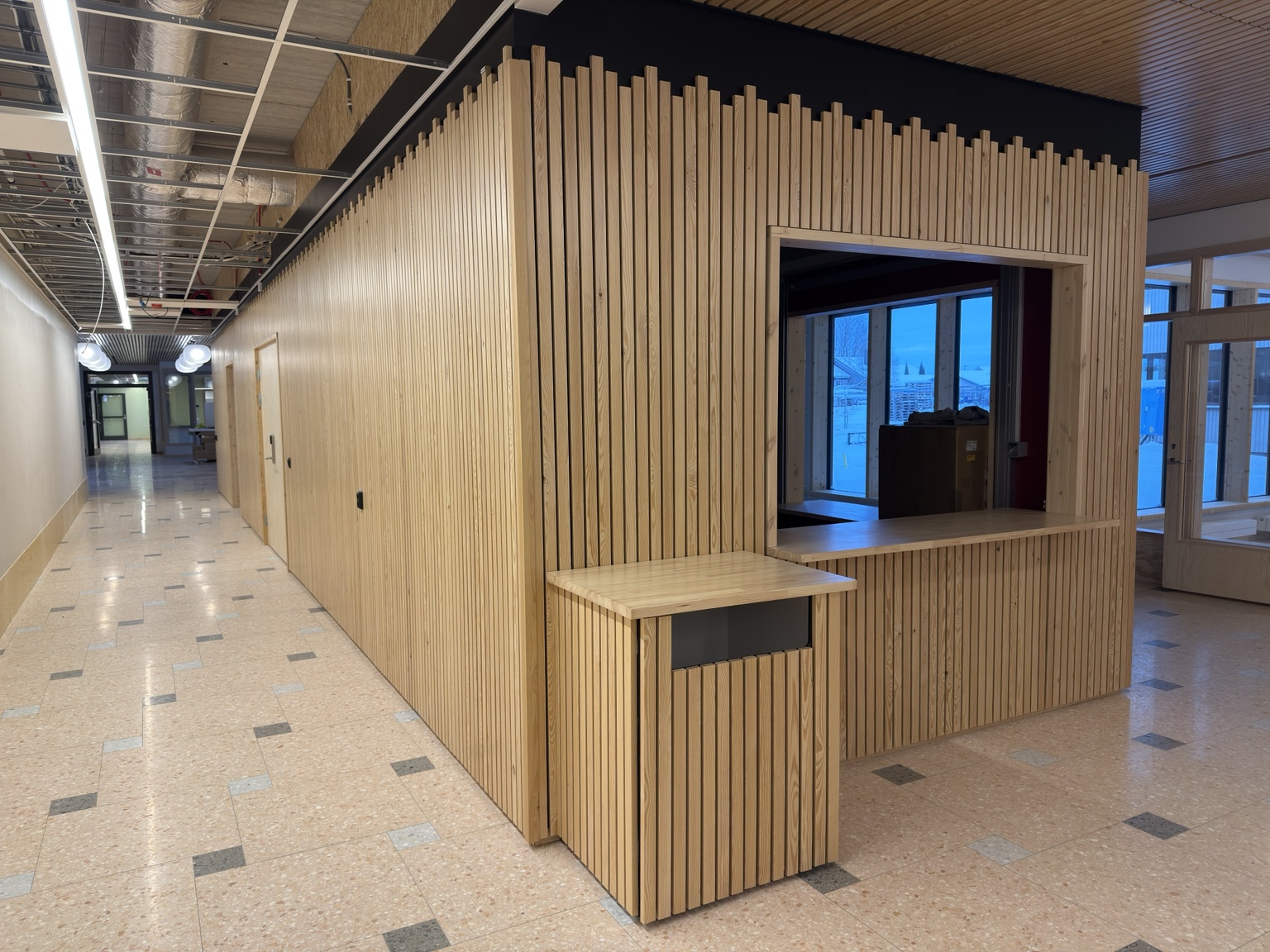 Spannremmen – vårdcentral i Kumla Väggribbor runt en öppning på Spannremmens vårdcentral i Kumla