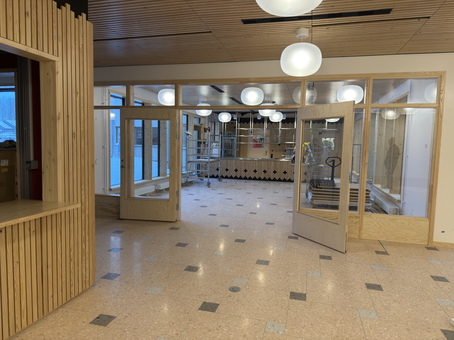 Spannremmen – vårdcentral i Kumla Ribbpaneler i tak och på väggar på Spannremmens vårdcentral i Kumla